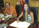 Sandra firma el Libro de Honor, en presencia del Alcalde, Rafael Sánchez.